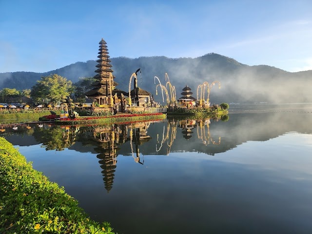Ulun_Danu_Beratan_Temple_Bali_1