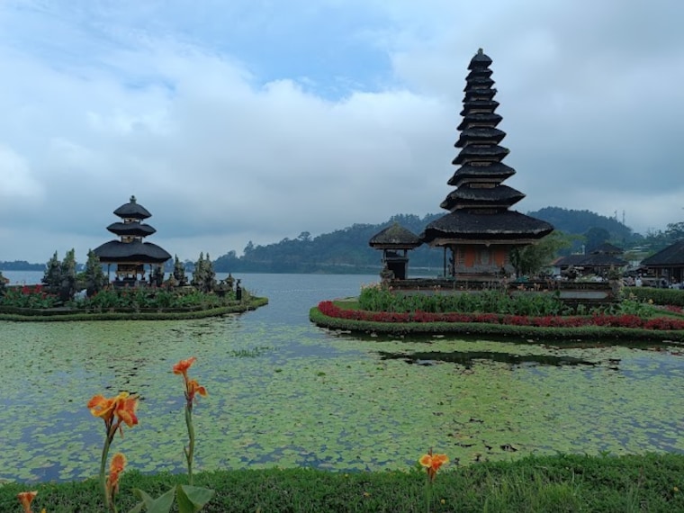 Ulun_Danu_Beratan_Temple_Bali_2