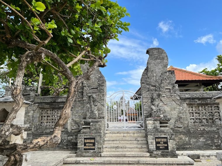 Uluwatu_Temple_Bali_2