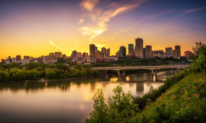 Edmonton_Dest_Sunset_Skyline