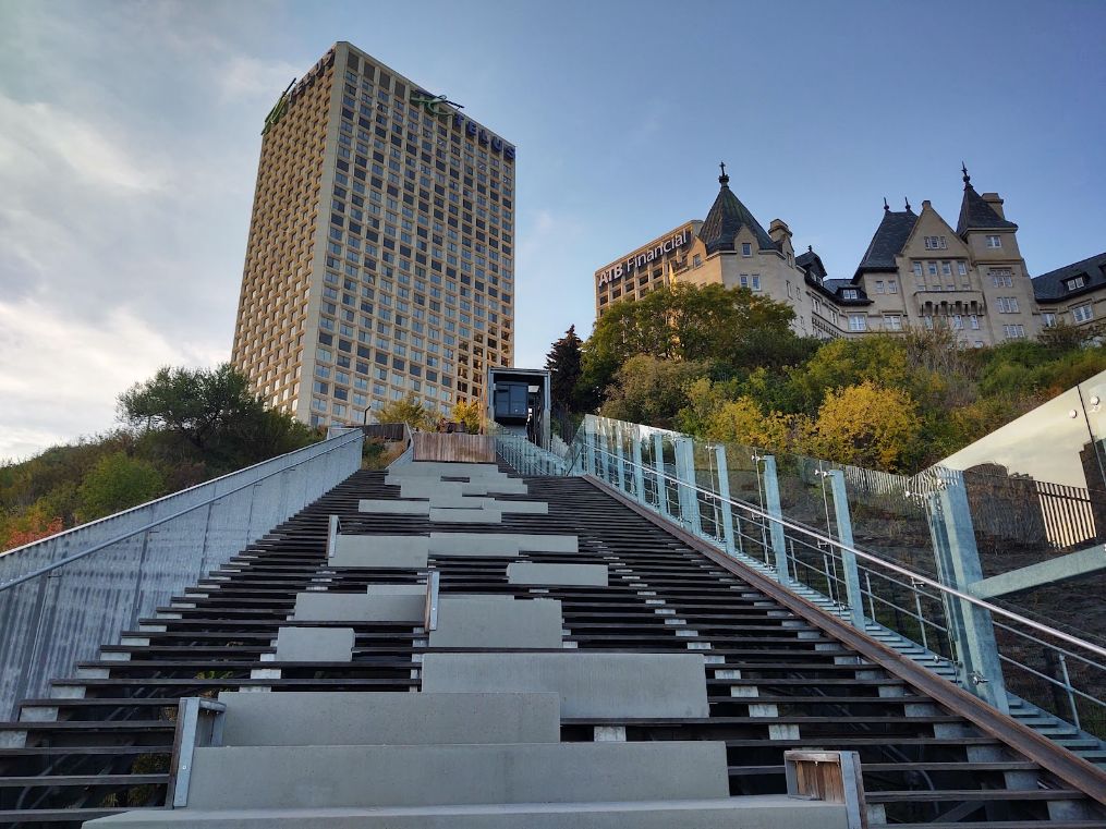 Edmonton_100_Street_Funicular_1