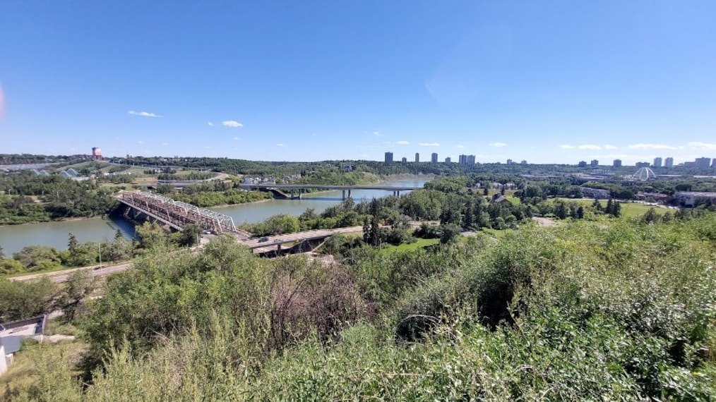 Edmonton_100_Street_Funicular_3