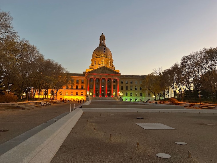 Edmonton_Alberta_Legislature_Building_2