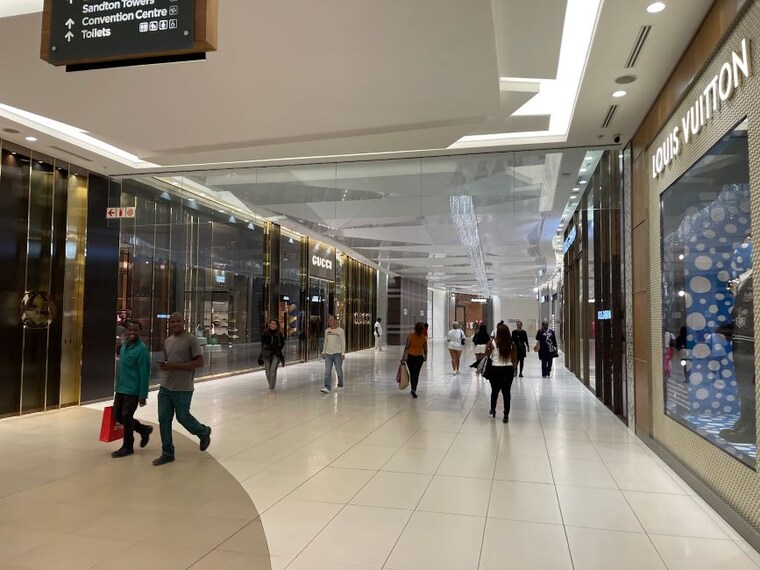 Johannesburg_Nelson_Mandela_Square_1