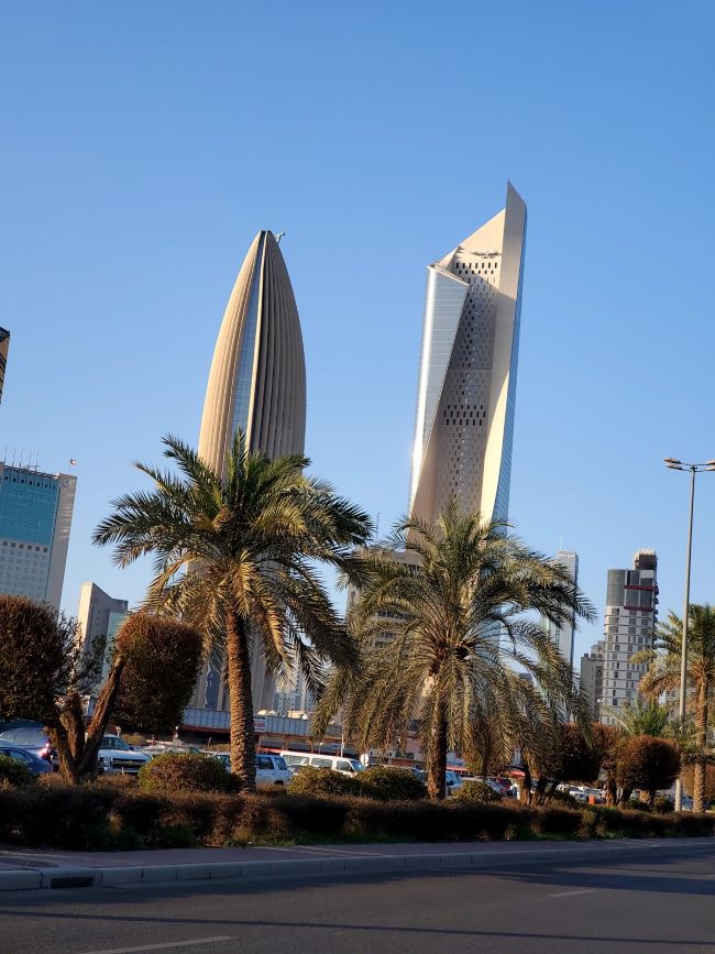 Kuwait_Al_Hamra_Tower_2
