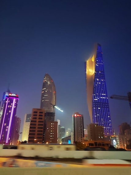 Kuwait_Al_Hamra_Tower_3