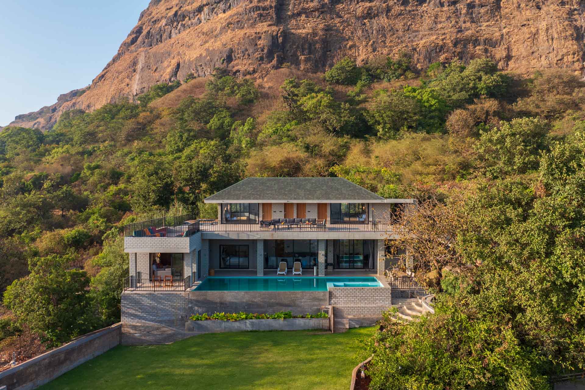 Outdoor Pool with Jacuzzi