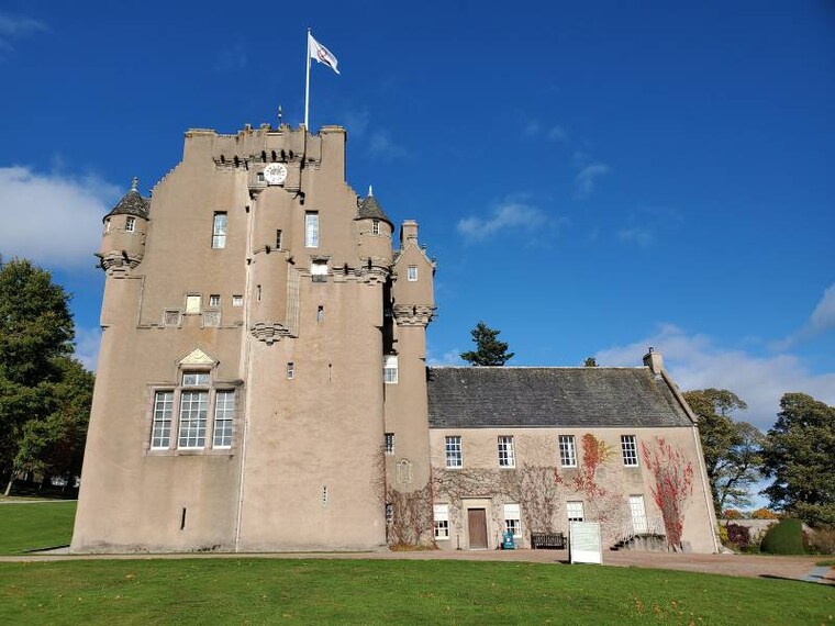 Aberdeen_Crathes_Castle_1