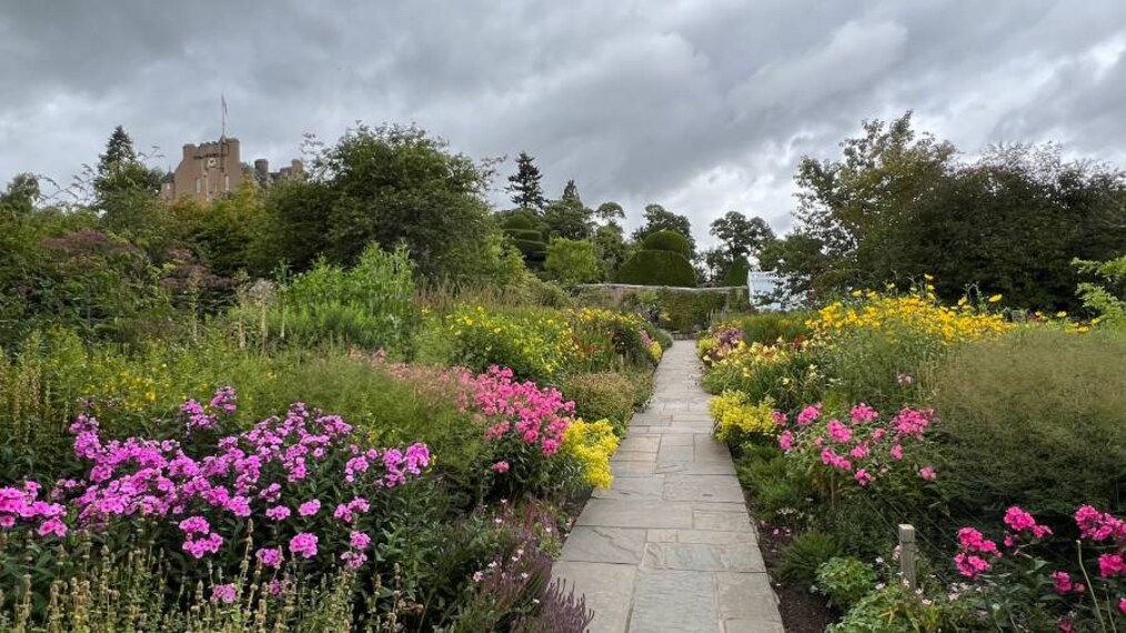 Aberdeen_Crathes_Castle_8