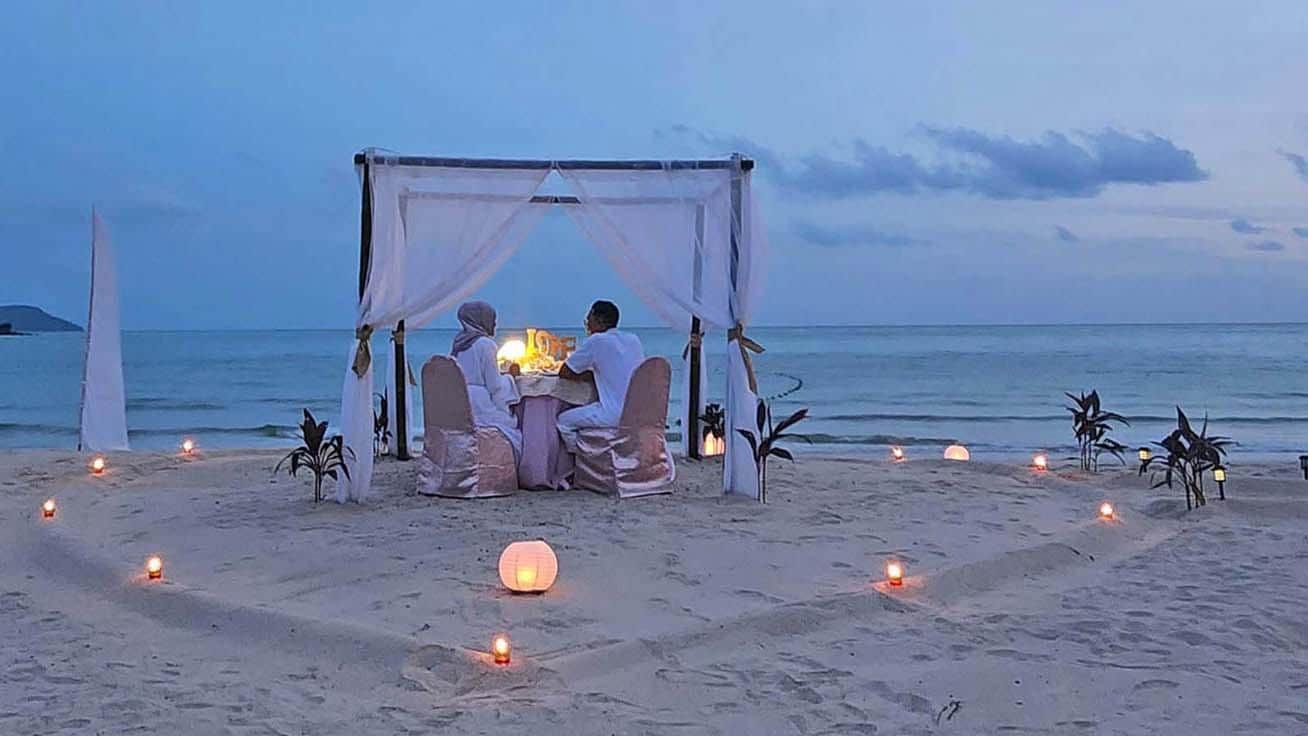 Romantic Beach Dinner
