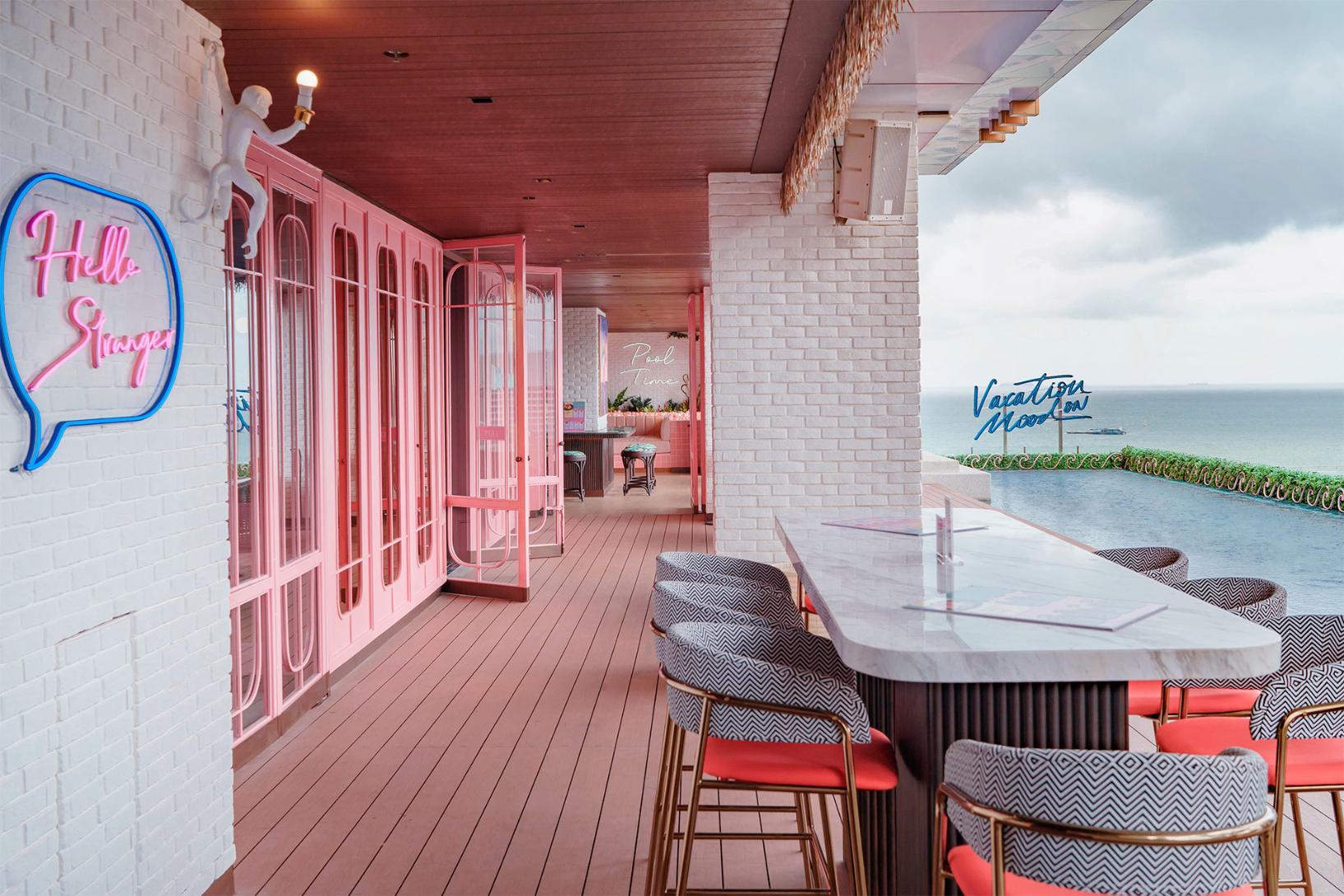 Poolside Café & Bar