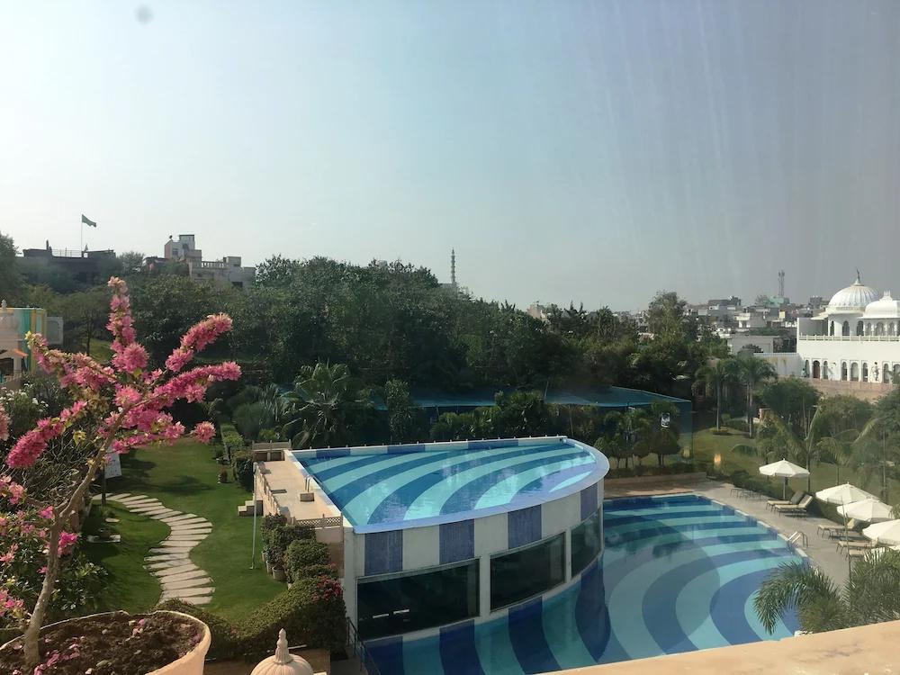 Temperature-controlled Pools