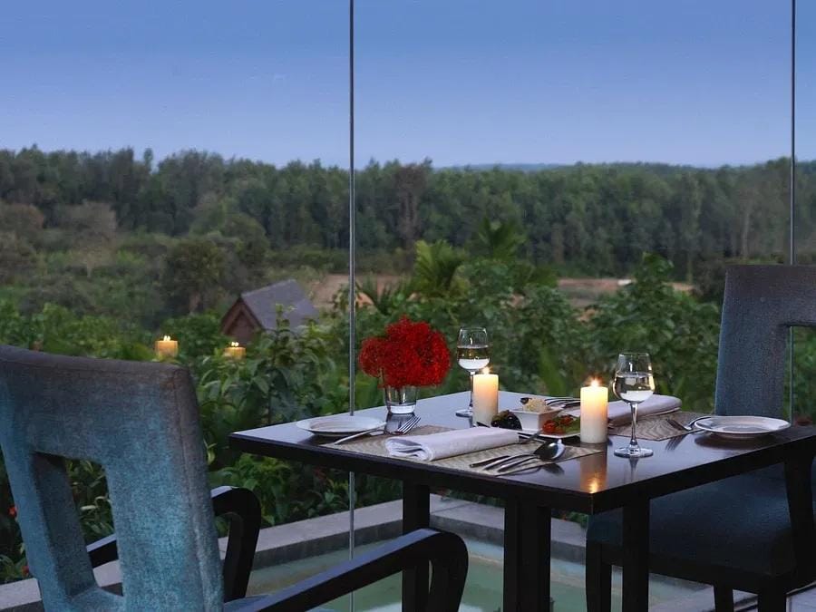 Intimate Lakeside Breakfast