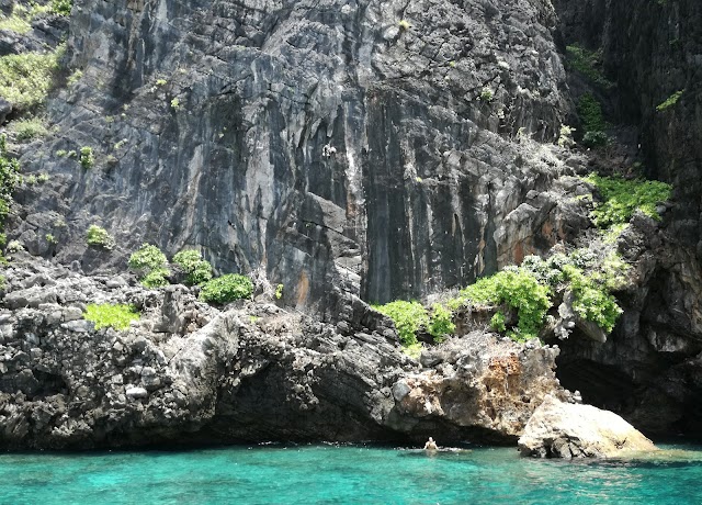 Viking_Cave_Phi_Phi_island_2