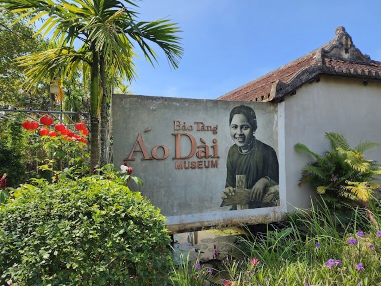 Aao_Dai_Museum_Ho_chi_minh_City_2