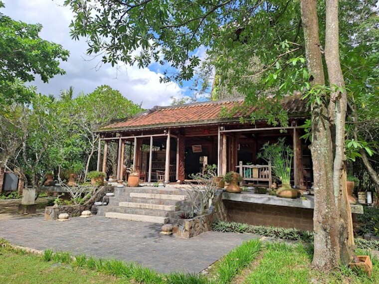 Aao_Dai_Museum_Ho_chi_minh_City_4