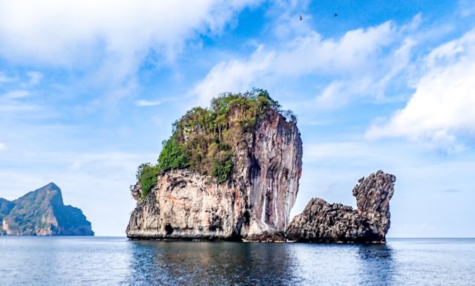 Nui_Beach_Phi_Phi_island_1