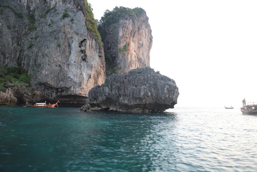 Nui_Beach_Phi_Phi_island_2