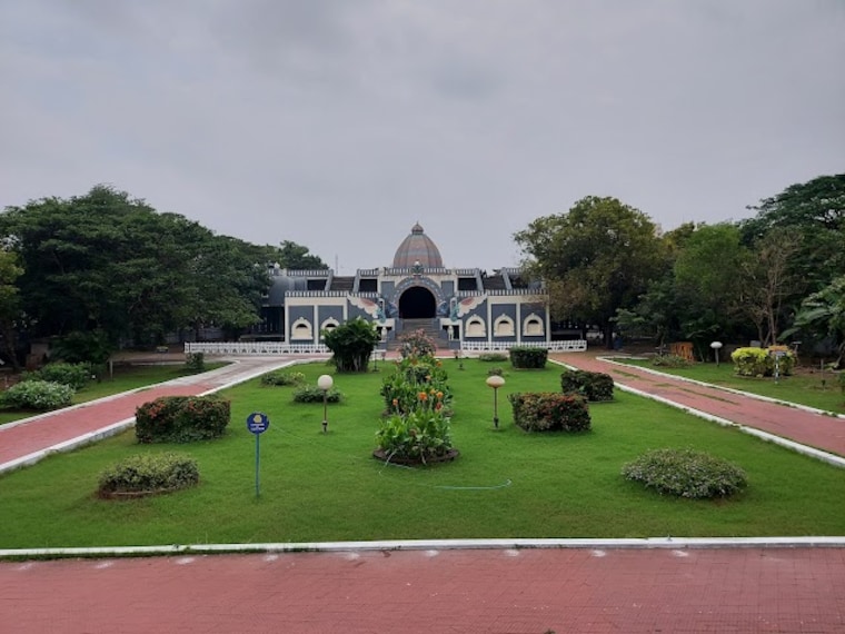 Valluvar_Kottam_1