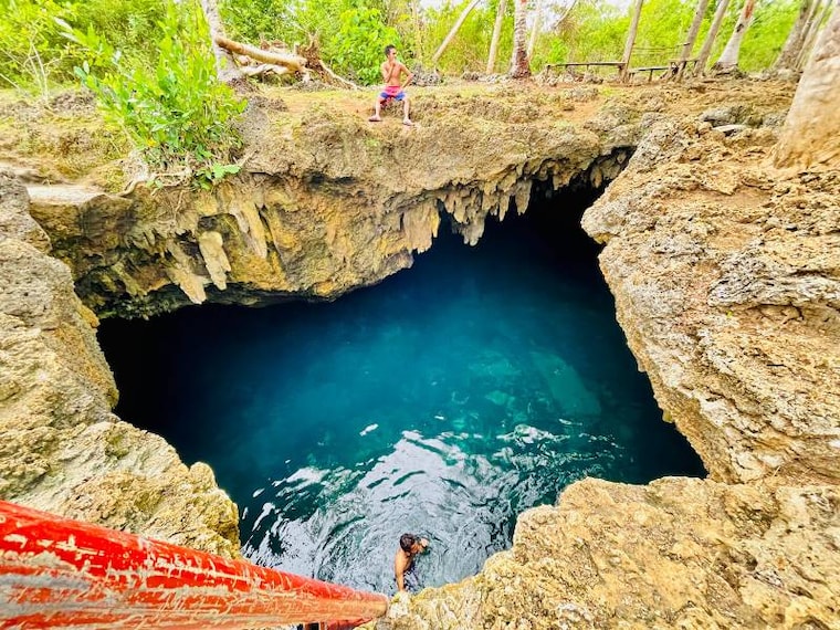 Bohol_Cabagnow_Pool_Cave_1