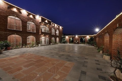 Royale Resort Hotel