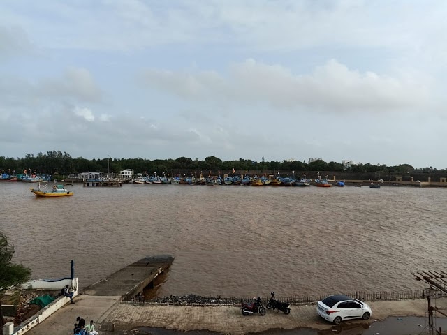 Daman Ganga Tourist Complex Landscape Image
