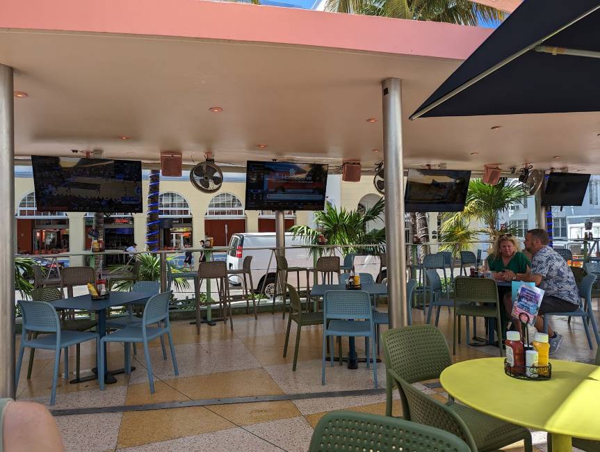 Miami_The_Clevelander_Bar_1