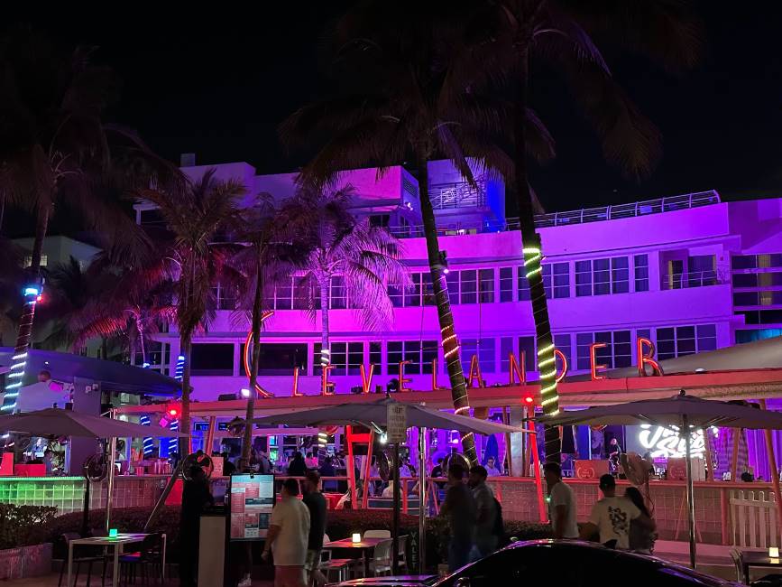 Miami_The_Clevelander_Bar_3