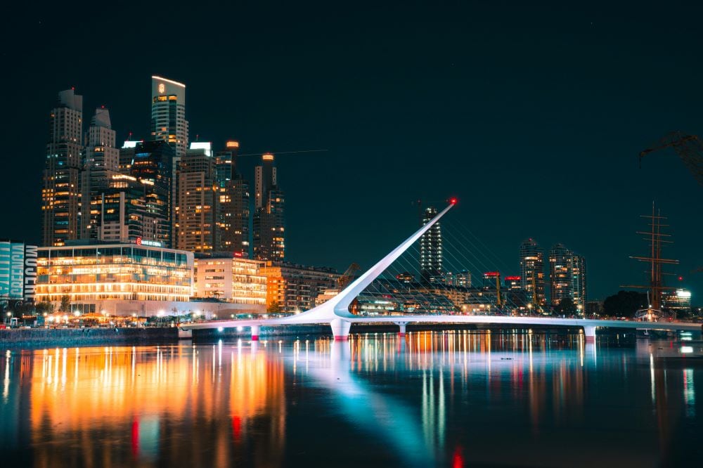 suspension_bridge_at_night_Buenos_Aires_dest-5_l_666_1000.jpg