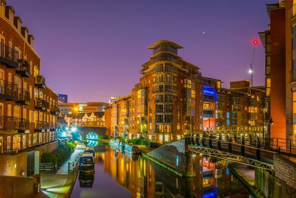 Birmingham_water_channel_dest-4_l_667_1000.jpg