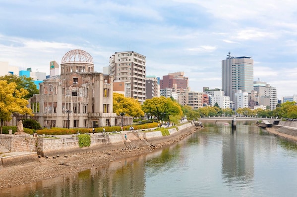 Hiroshima_atomic_bomb_dome-4