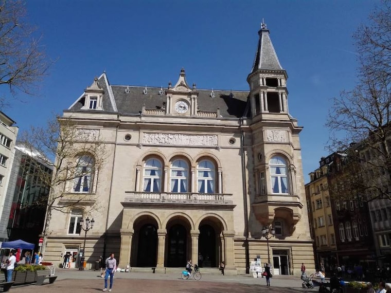 Luxembourg_City_Place_dArmes_6