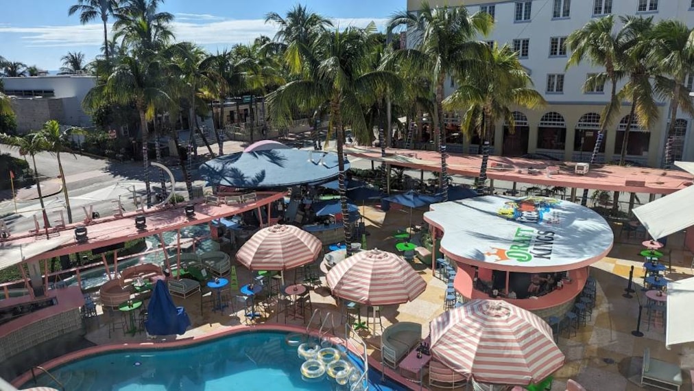 Miami_The_Clevelander_Bar_5