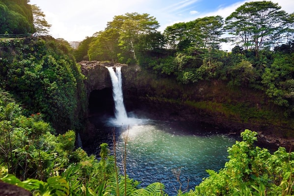 hawaii_rainbow_falls-2