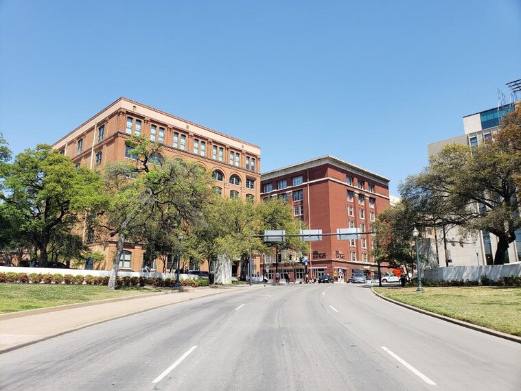 Dallas_Dealey_Plaza_1