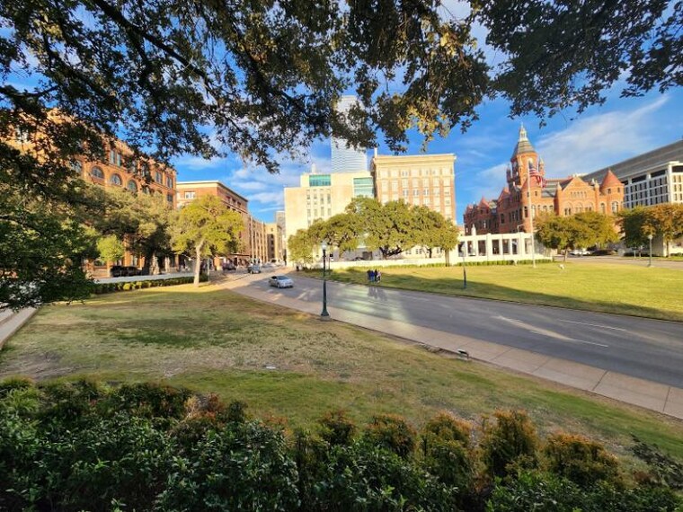 Dallas_Dealey_Plaza_2