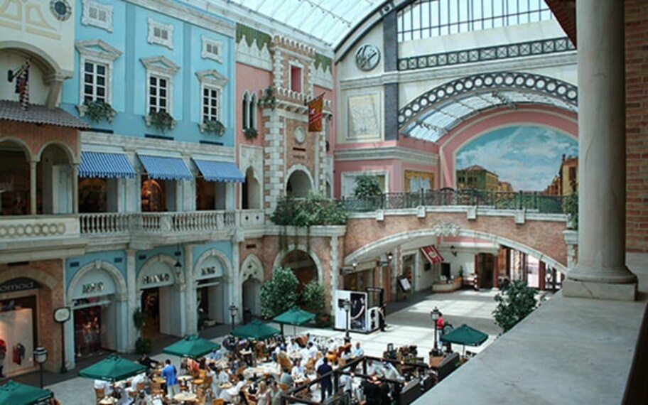 Dubai Mercato Mall Landscape Image