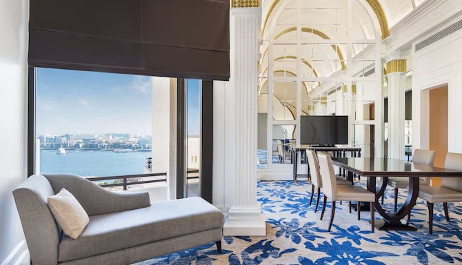 Suite with Lounge Access