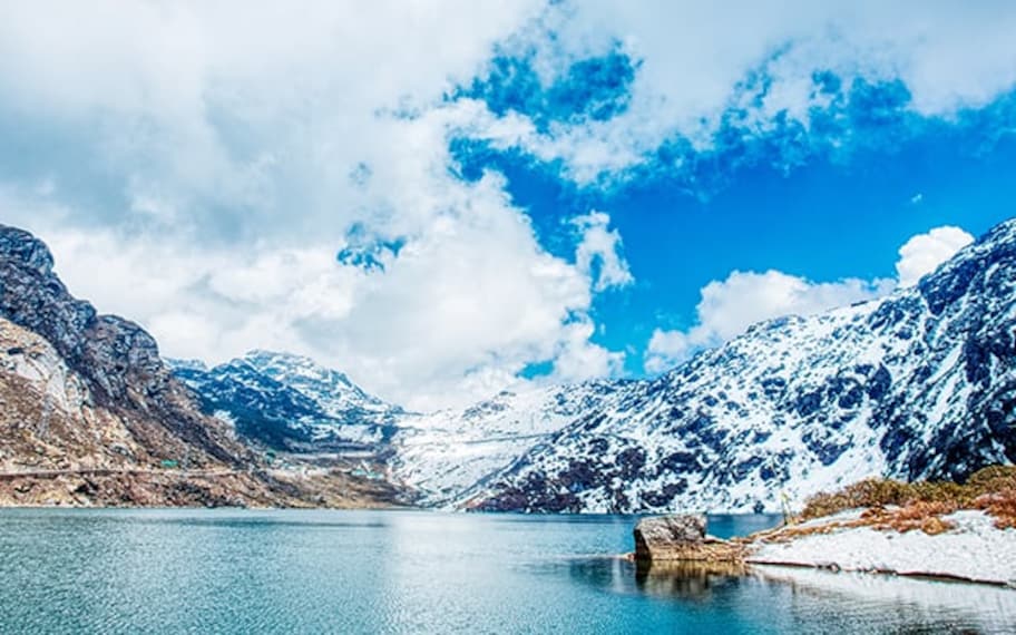 Tsomgo Lake landscape image 