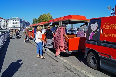 Go Sightseeing on the Hop-on Hop-off Buses