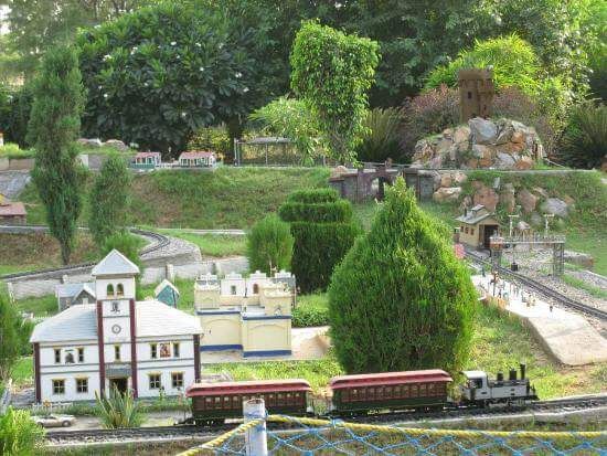 Neverenuf_garden_railway_1