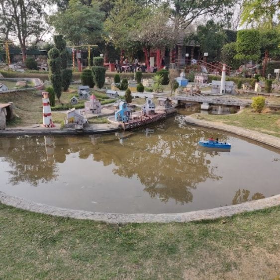 Neverenuf_garden_railway_2