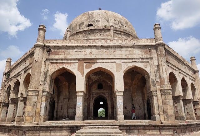 Qutub_khan_tomb_1