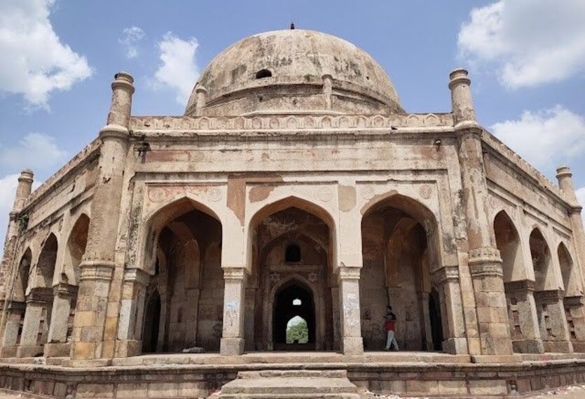 Qutub_khan_tomb_1