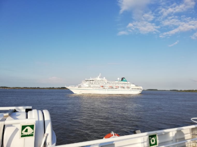 Hamburg_Elbe_River_3