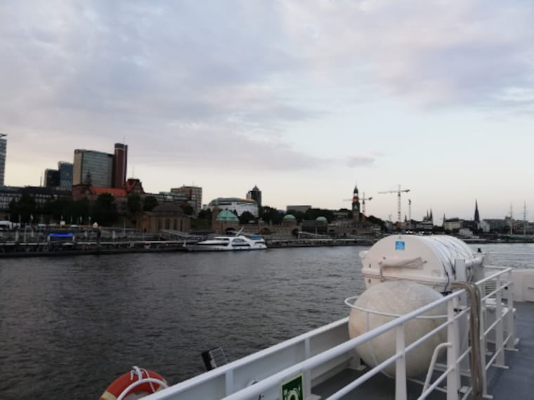 Hamburg_Elbe_River_4