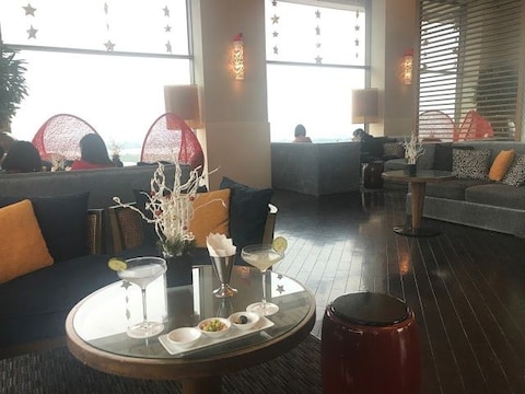 Summit Lounge