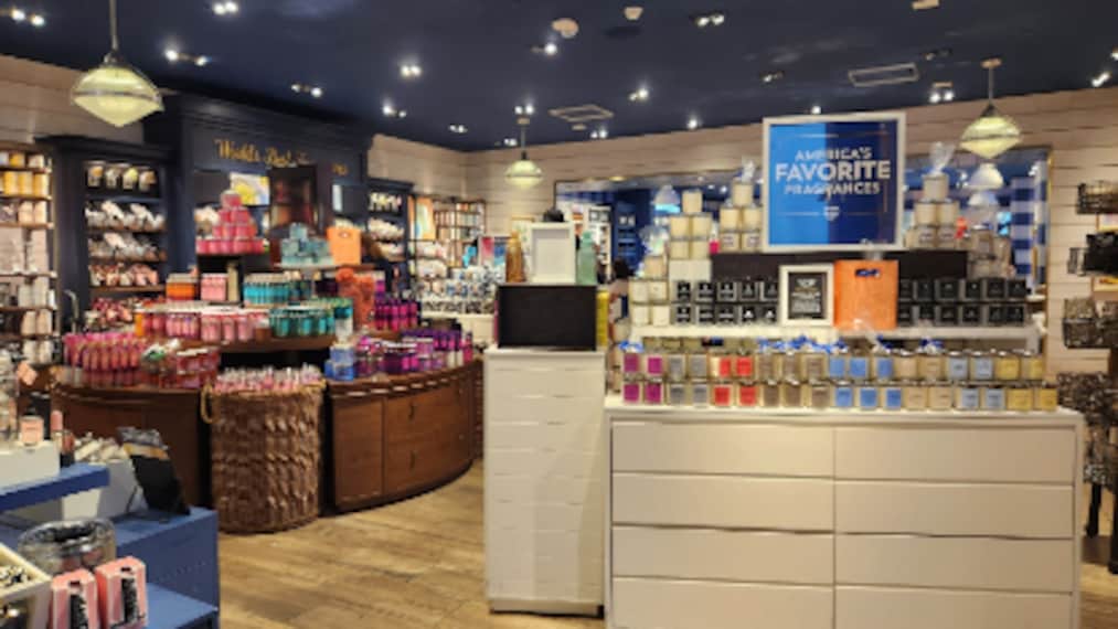 Hawaii_Ala_Moana_Center_2