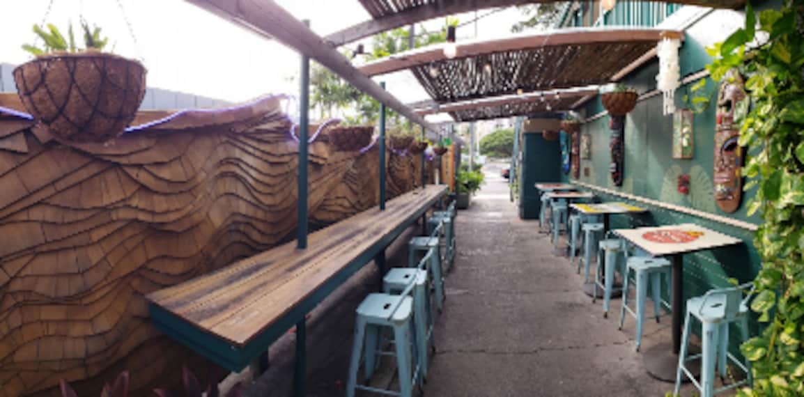 Honolulu_Arnolds_Beach_Bar_1