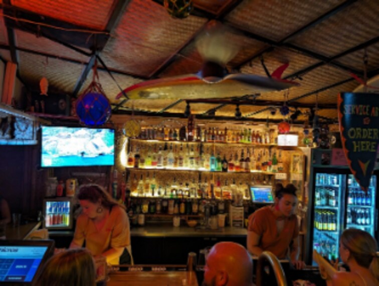 Honolulu_Arnolds_Beach_Bar_3